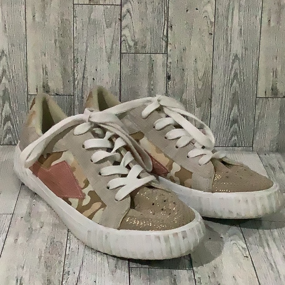 Blowfish sparkling camouflage lace up sneakers size 8